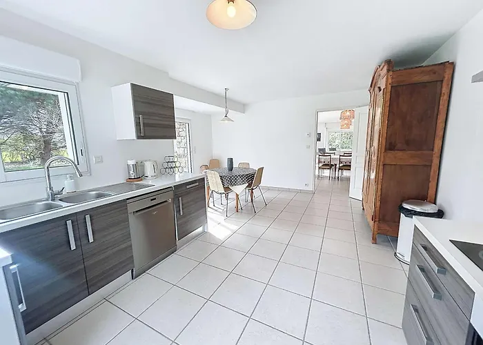 Grande Maison Pres Carolles, 5 Chambres, Jardin, Parking, Wifi Gratuit - 10 Pers. - Fr-1-361-537